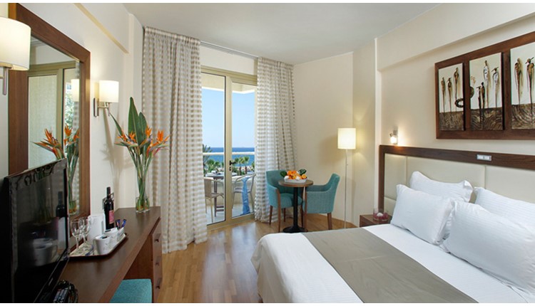 The Golden Bay Beach Hotel, Кипр